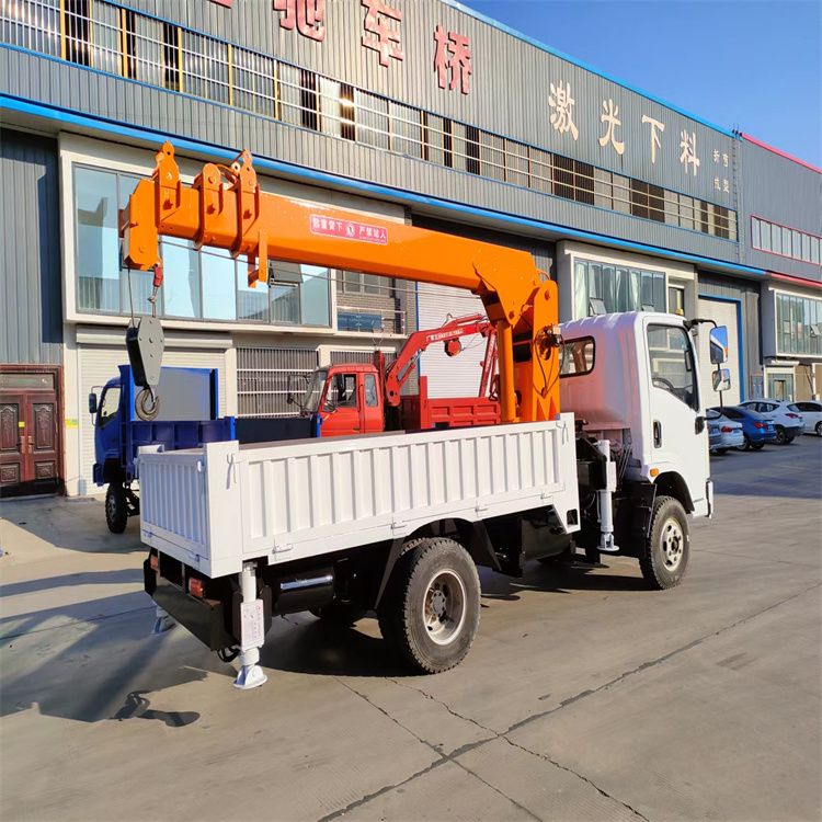 西港区三轮随车吊定制 农用改装机自备吊中瑞长期出售